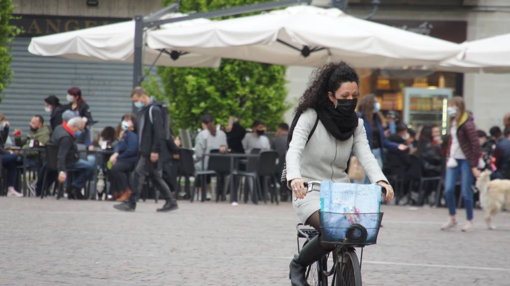 Le immagini del primo giorno in zona gialla a Saronno centro