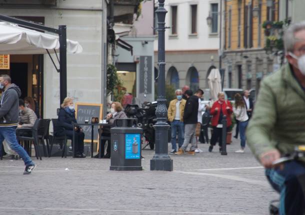 Le immagini del primo giorno in zona gialla a Saronno centro