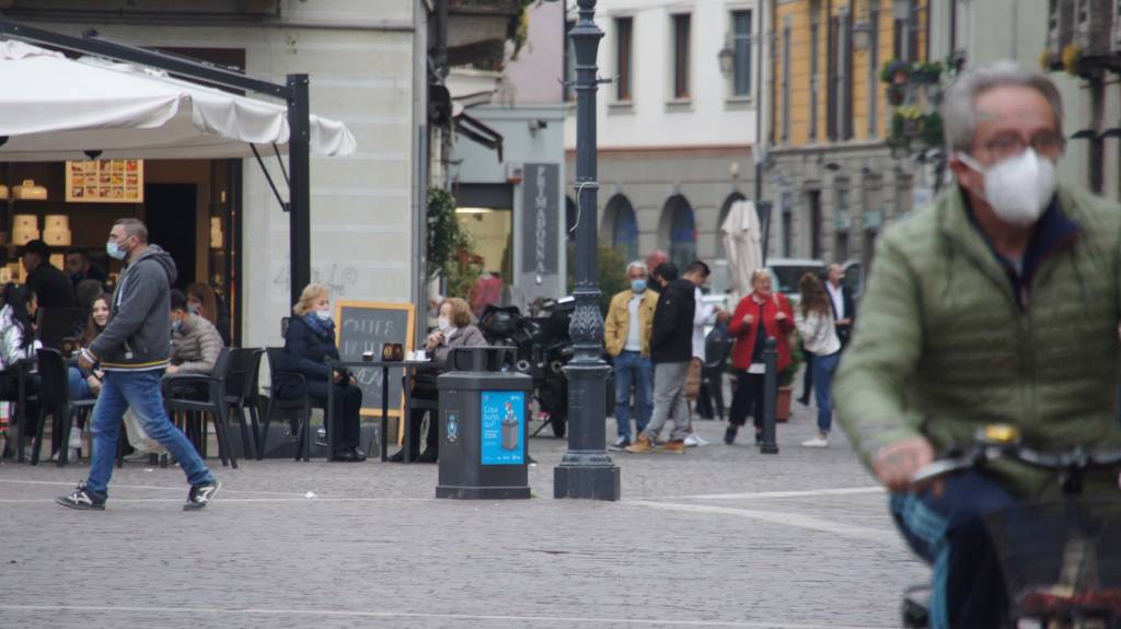 Le immagini del primo giorno in zona gialla a Saronno centro