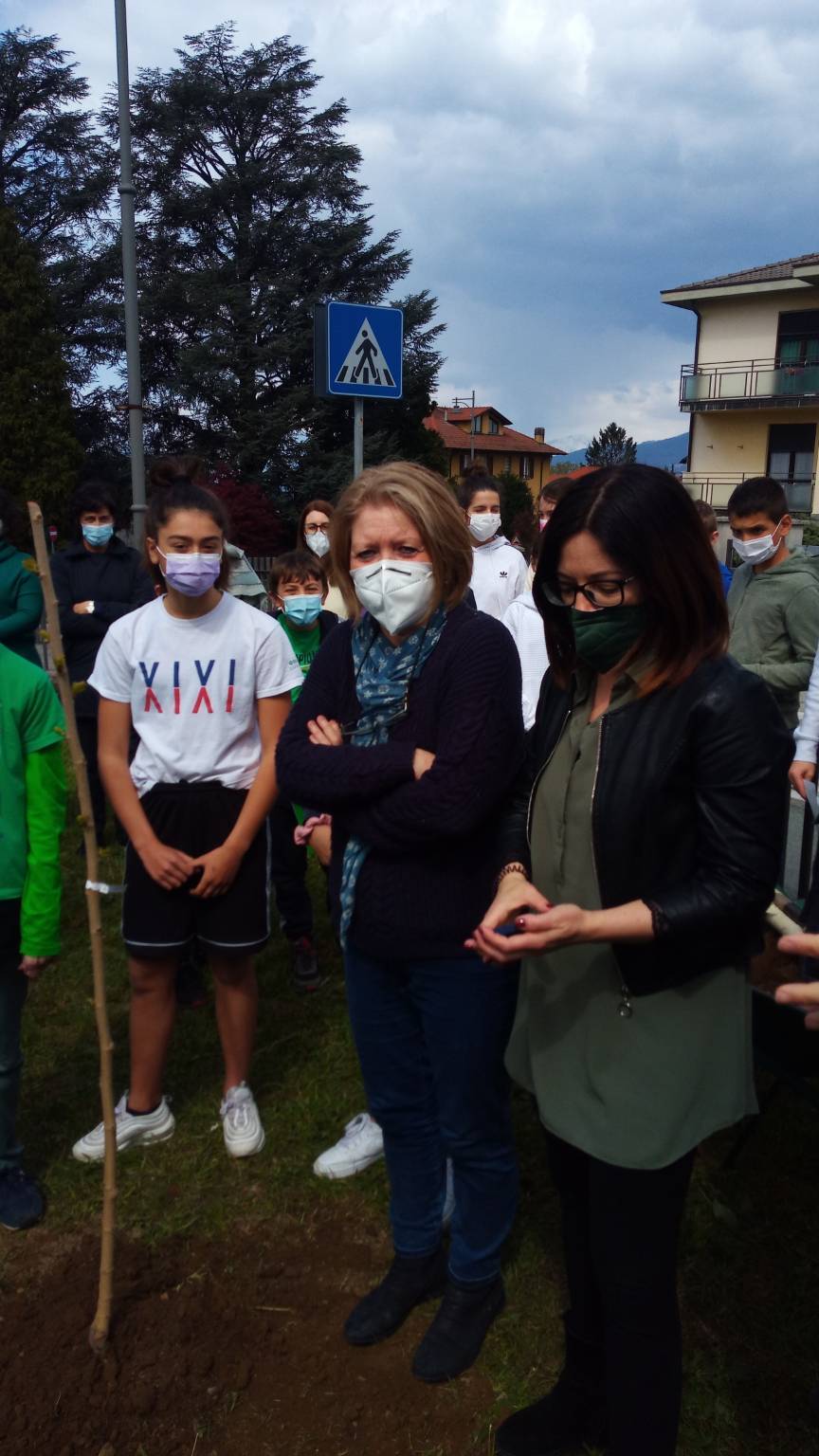 "Piantiamo sostenibilità" davanti alle scuole di Buguggiate