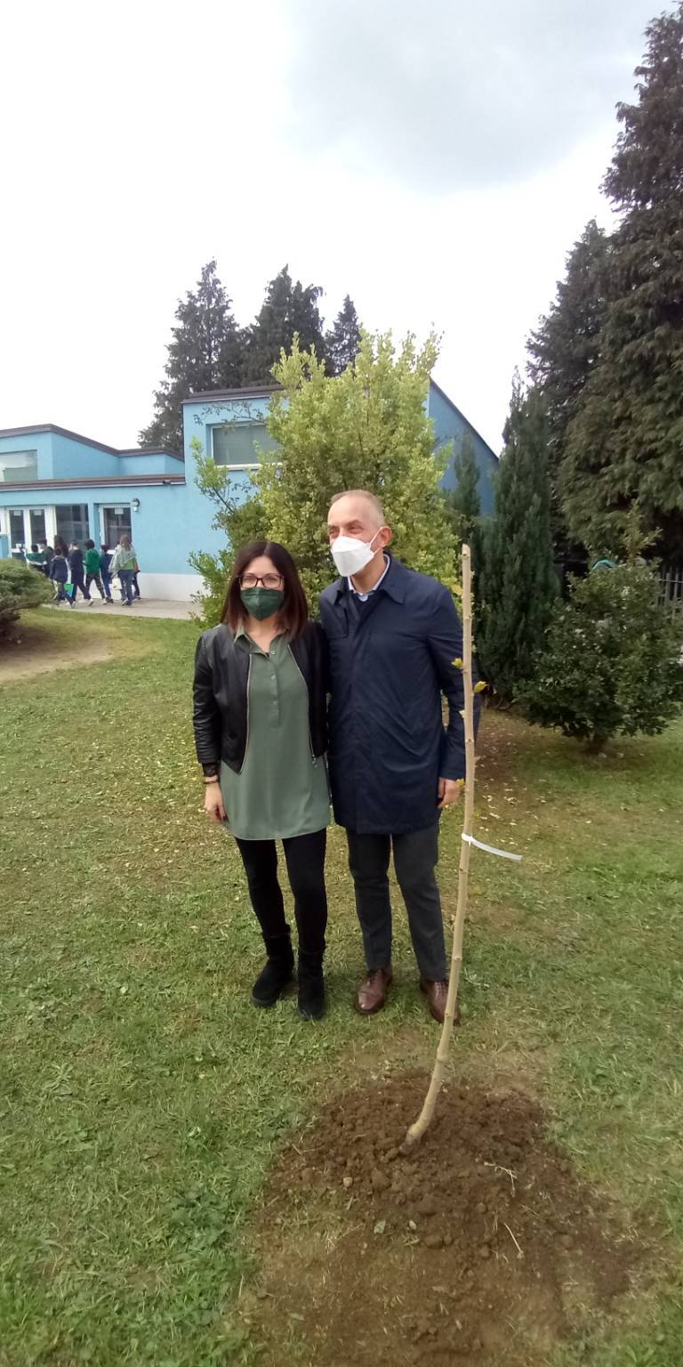 "Piantiamo sostenibilità" davanti alle scuole di Buguggiate