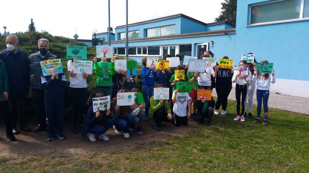 "Piantiamo sostenibilità" davanti alle scuole di Buguggiate