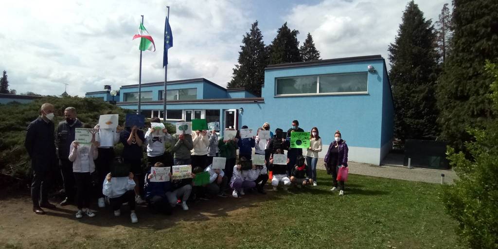 "Piantiamo sostenibilità" davanti alle scuole di Buguggiate