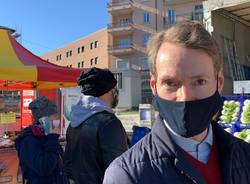 Prime ore di mercato in piazza Repubblica a Varese