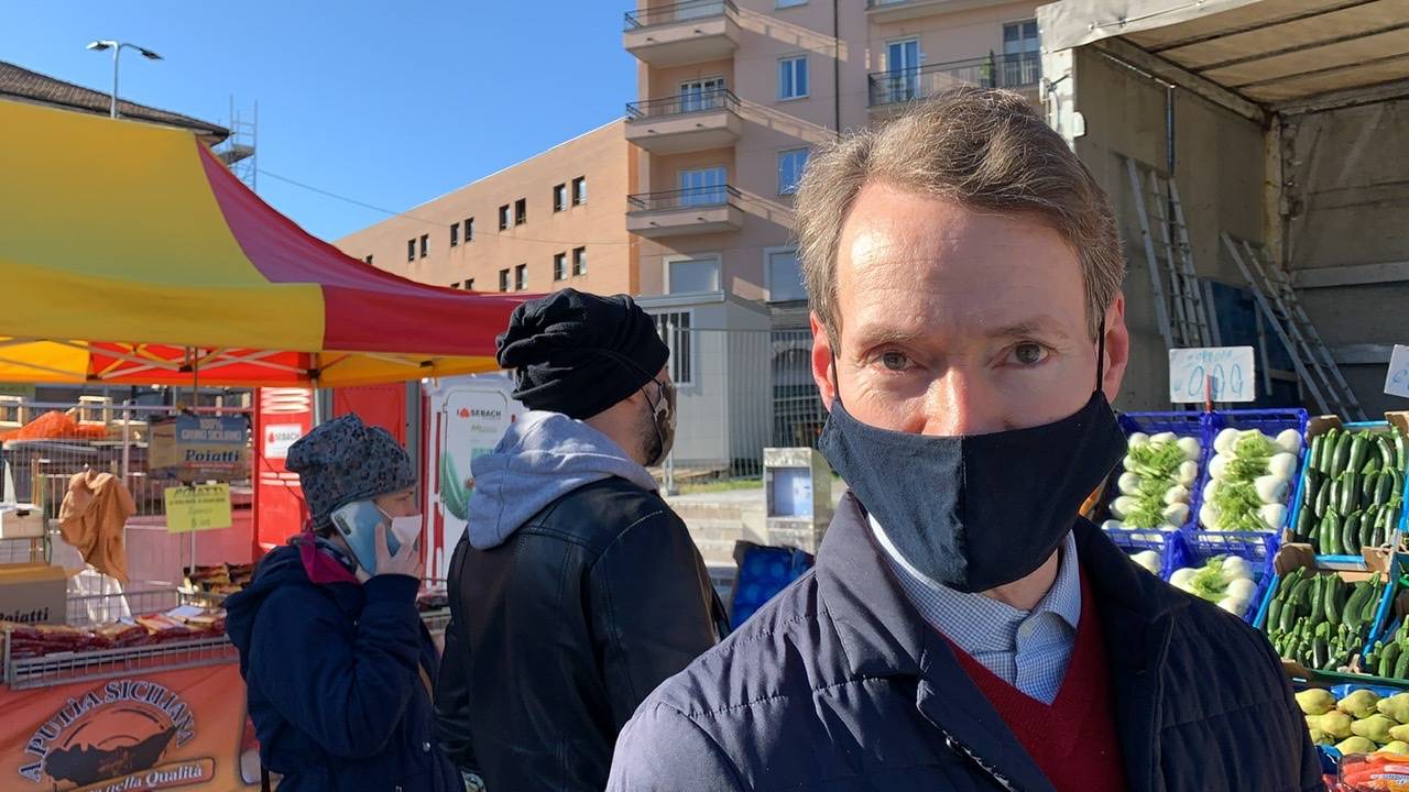 Prime ore di mercato in piazza Repubblica a Varese
