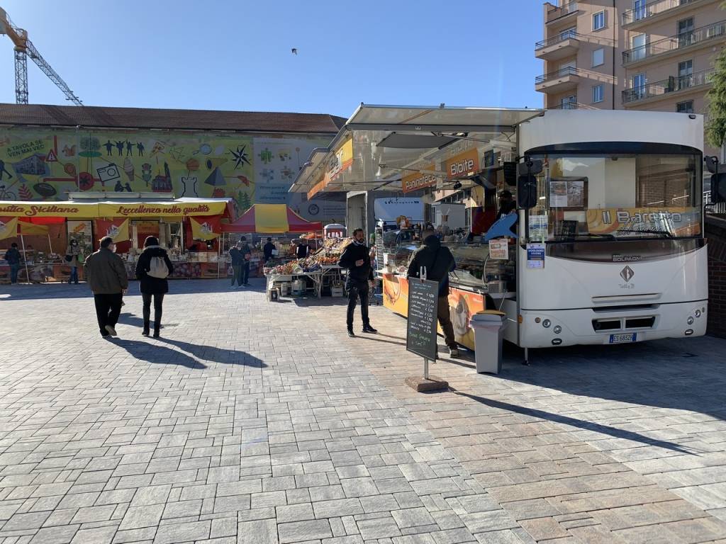 Prime ore di mercato in piazza Repubblica a Varese