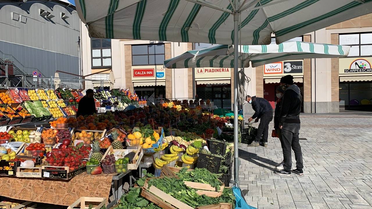 Prime ore di mercato in piazza Repubblica a Varese