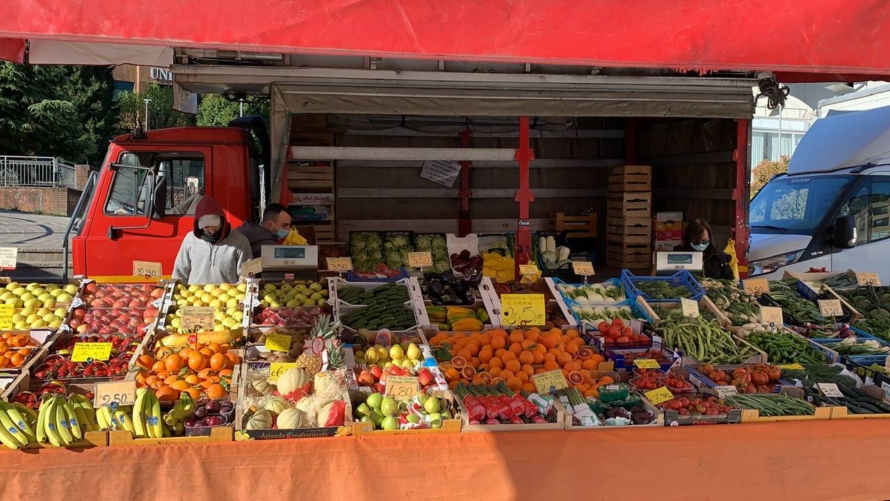 Prime ore di mercato in piazza Repubblica a Varese