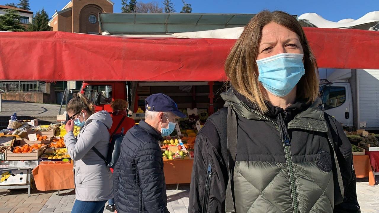Prime ore di mercato in piazza Repubblica a Varese