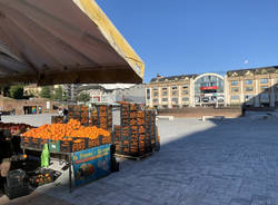 Prime ore di mercato in piazza Repubblica a Varese