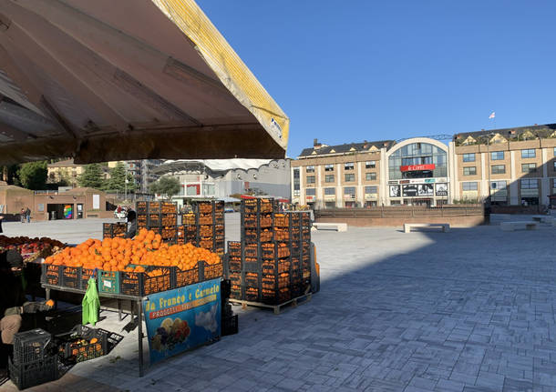 Prime ore di mercato in piazza Repubblica a Varese