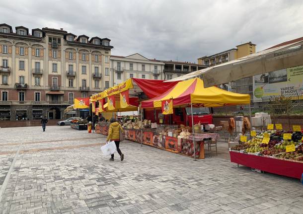 Primo sabato di mercato in piazza Repubblica