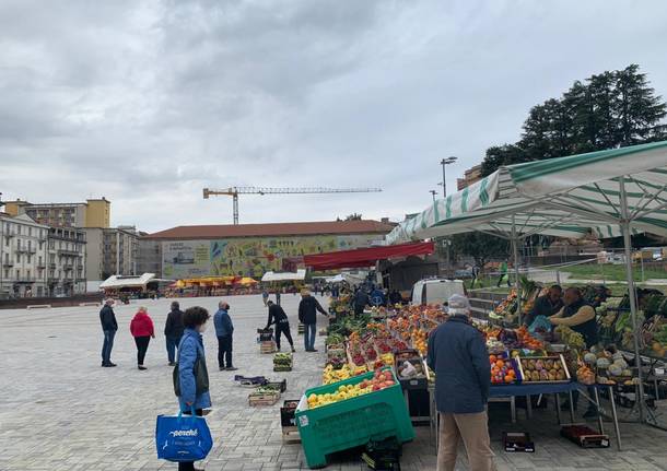 Primo sabato di mercato in piazza Repubblica