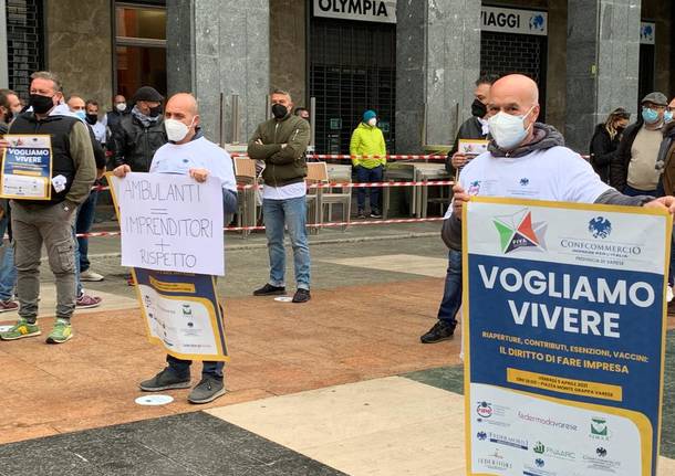 La protesta degli ambulanti in piazza a Varese