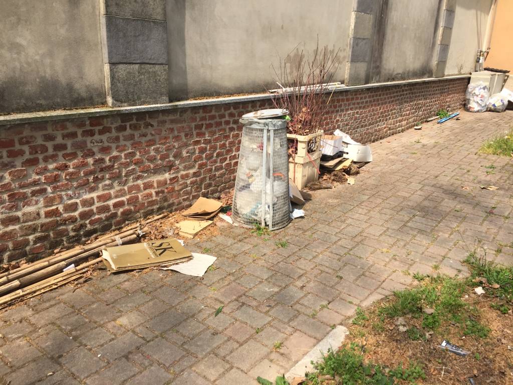 Rifiuti al cimitero monumentale di Legnano