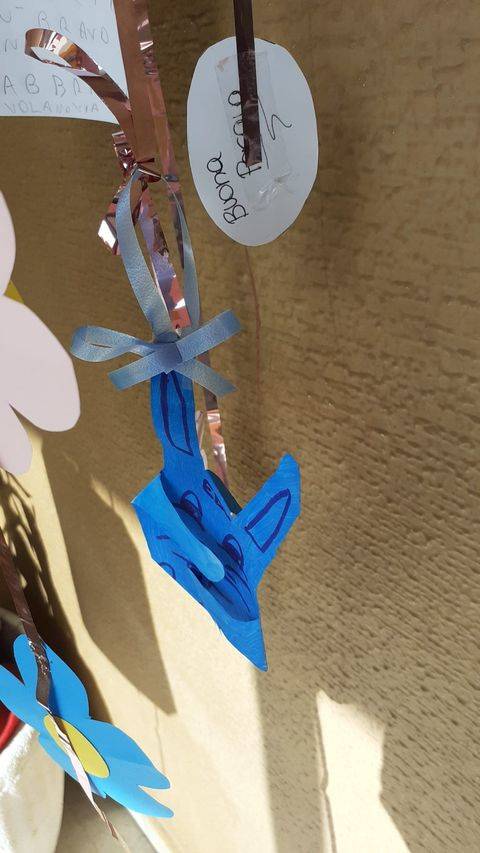 Un albero decorato dai bimbi del Villaggio Ignis a Travedona per festeggiare la Pasqua