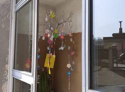 Un albero decorato dai bimbi del Villaggio Ignis a Travedona per festeggiare la Pasqua