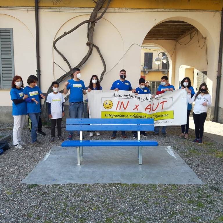 Una panchina blu, cartelloni e coccarde a Solaro per la Giornata mondiale dell'autismo