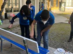 Una panchina blu, cartelloni e coccarde a Solaro per la Giornata mondiale dell'autismo