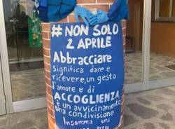 Una panchina blu, cartelloni e coccarde a Solaro per la Giornata mondiale dell'autismo