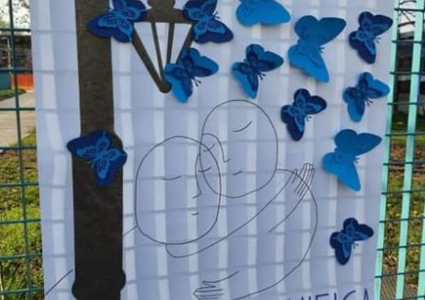 Una panchina blu, cartelloni e coccarde a Solaro per la Giornata mondiale dell’autismo