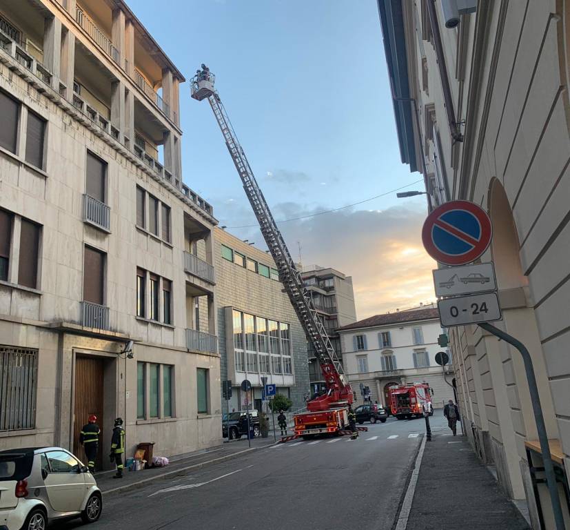 Vigili del fuoco in Largo Camussi a Gallarate