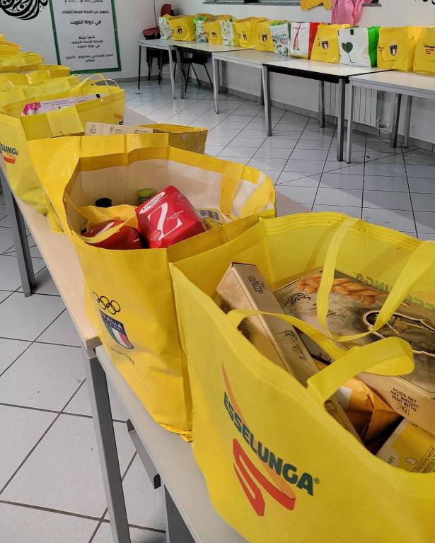 70 pacchi alimentari in dono alle famiglie bisognose. Il Centro Culturale Islamico di Saronno al fianco della comunità