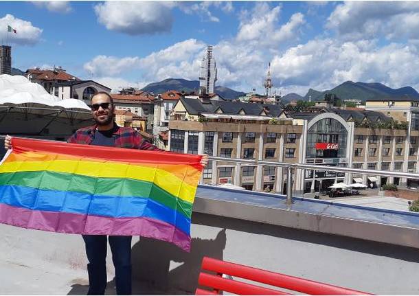 Bandiera arcobaleno sull'Università dell'Insubria