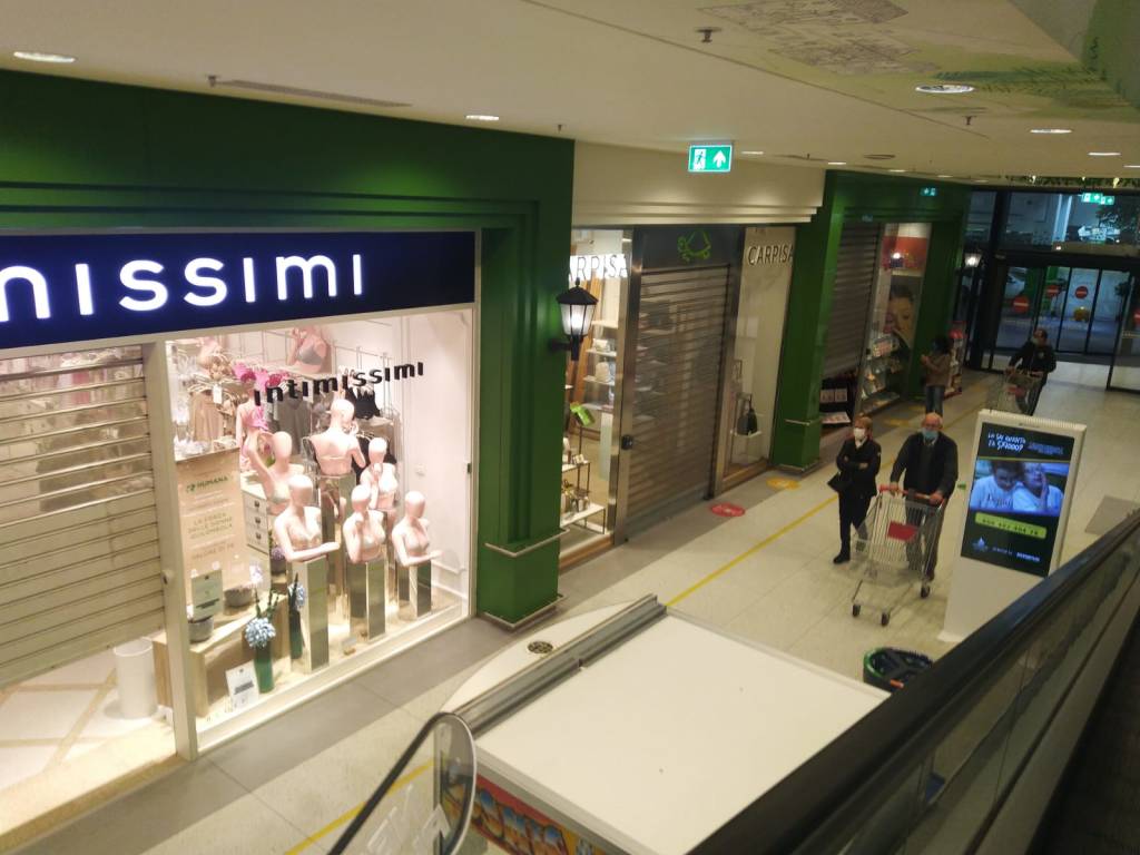 «Basta chiusure nei weekend»: saracinesche abbassate al centro commerciale di Rescaldina