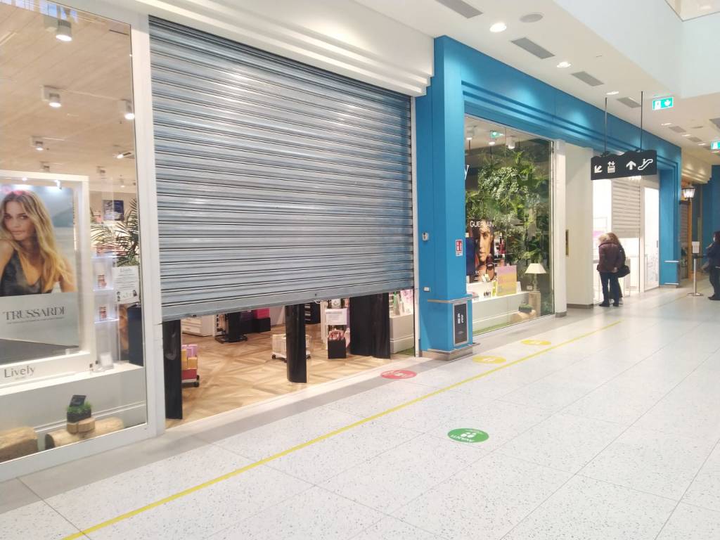 «Basta chiusure nei weekend»: saracinesche abbassate al centro commerciale di Rescaldina