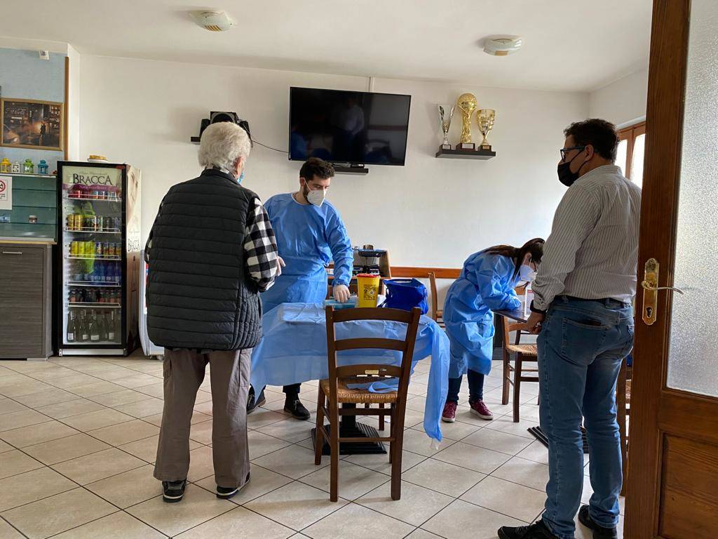 Le vaccinazioni in camper su e giù per le valli del Luinese