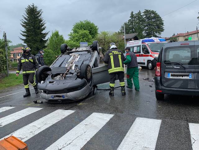 Ribaltamento in viale Matteotti a Tradate