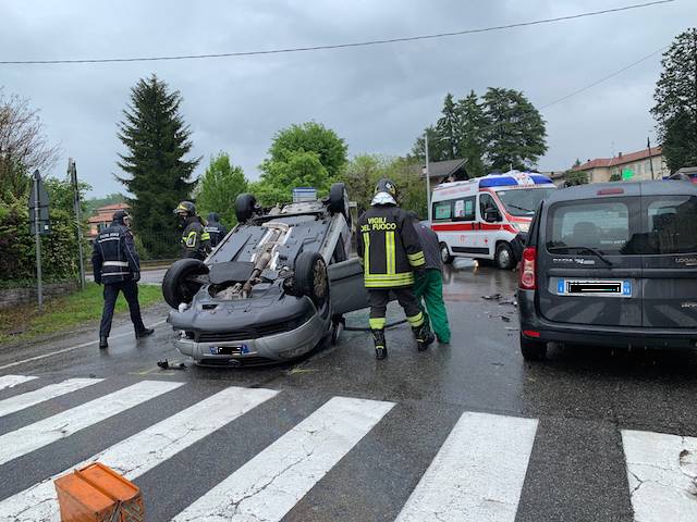 Ribaltamento in viale Matteotti a Tradate