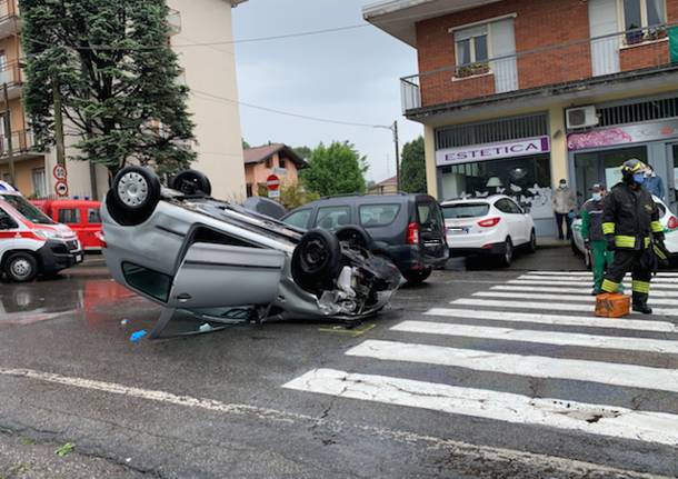 Ribaltamento in viale Matteotti a Tradate