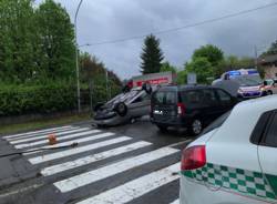 Ribaltamento in viale Matteotti a Tradate