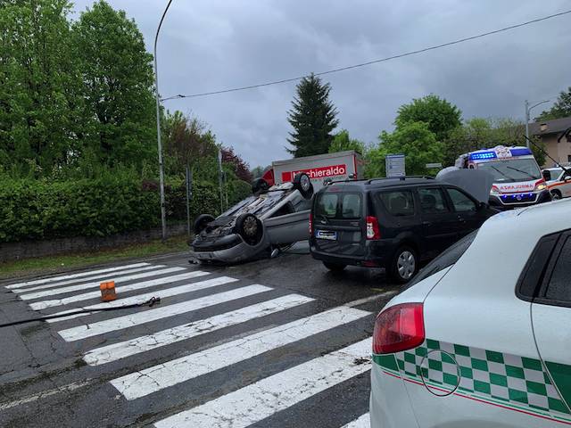Ribaltamento in viale Matteotti a Tradate