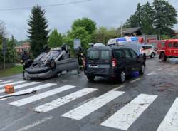 Ribaltamento in viale Matteotti a Tradate