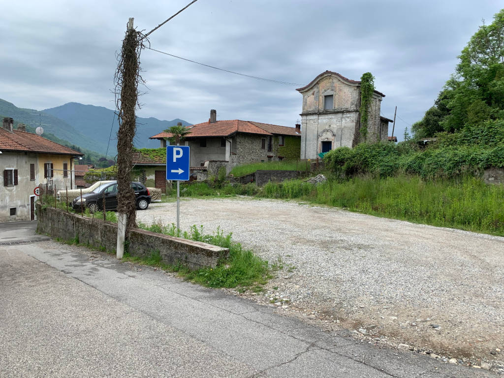 Il terreno donato diventa un parcheggio