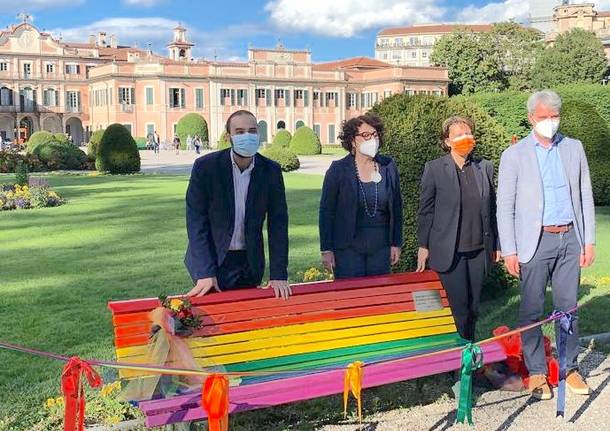 La panchina arcobaleno ai Giardini Estensi di Varese