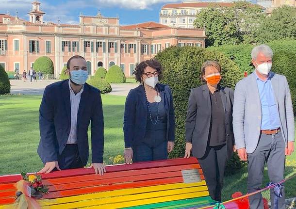 La panchina arcobaleno ai Giardini Estensi di Varese