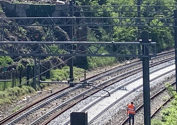 Cede il muro di contenimento sulla linea ferroviaria a Malnate