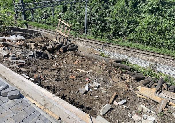 Cede il muro di contenimento sulla linea ferroviaria a Malnate