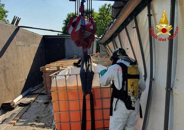 Camion di sostanze chimiche ribaltato a Tradate