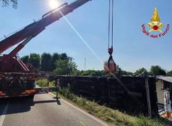 Camion di sostanze chimiche ribaltato a Tradate