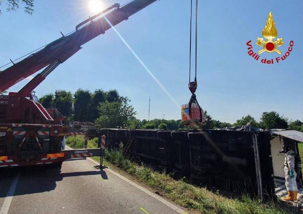 Camion di sostanze chimiche ribaltato a Tradate