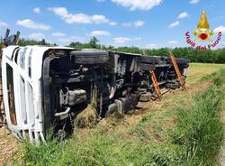 Camion di sostanze chimiche ribaltato a Tradate