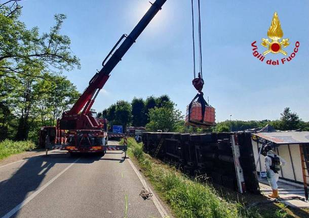 Camion di sostanze chimiche ribaltato a Tradate