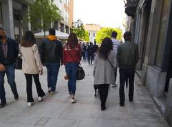 cittadini a passeggio per il centro di Legnano 
