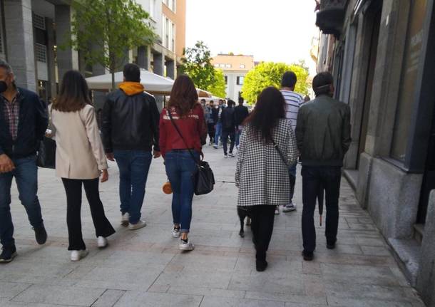 cittadini a passeggio per il centro di Legnano 