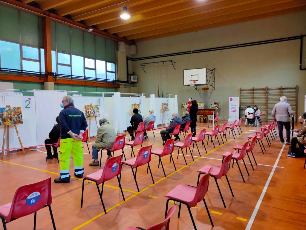 Dentro l'hub vaccinale di Saronno, il racconto dei volontari